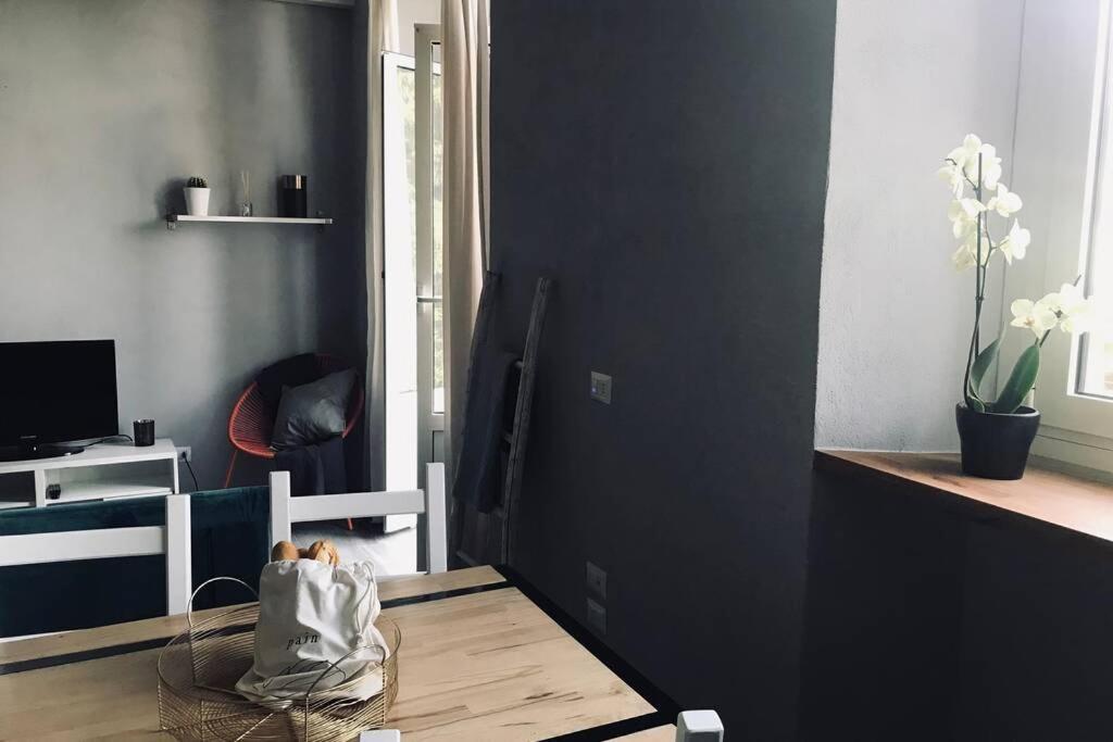 Mazzini Apartment Арона Екстериор снимка
