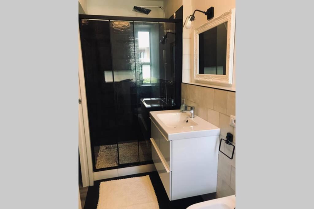 Mazzini Apartment Арона Екстериор снимка